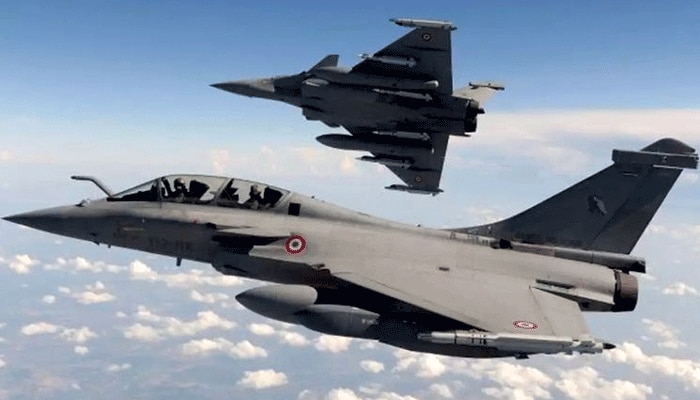 ৭০০০ কিলোমিটার নন-স্টপ যাত্রা করে এখন UAE-র আল দাফরা বায়ুসেনা ঘাঁটিতে এসে পৌঁছল ভারতের ৫ রাফাল জেট