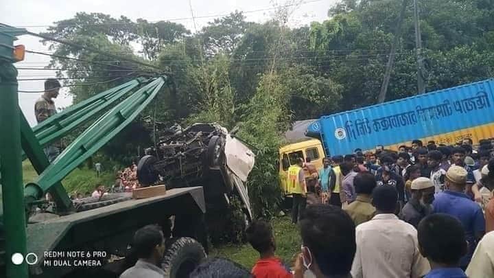 আজ সন্ধ্যায় চট্টগ্রাম-কক্সবাজার মহাসড়কে কভার্ড ভ্যানের সাথে লেগুনার মুখোমুখি সংঘর্ষে নিহত ৭ আহত ২ 