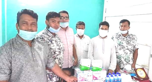 লামা সাংবাদিক ফোরামের সদস্যদের মাঝে সুরক্ষা সামগ্রী দিলেন পৌর মেয়র 