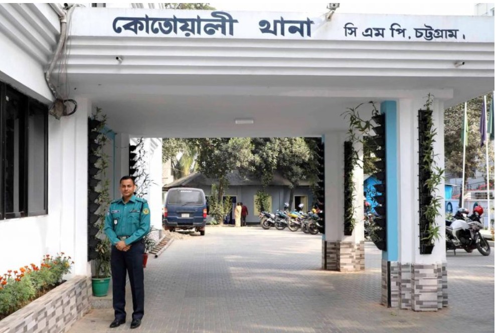 চট্টগ্রামের কোতোয়ালী থানাকে ‘ধুমপানমুক্ত থানা’ ঘোষণা দিয়ে গণমাধ্যমে বিজ্ঞপ্তি থানার ভারপ্রাপ্ত কর্মকর্তা (ওসি) মোহাম্মদ মহসীনের।
