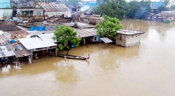 বন্যা ঘিরে ফেলেছে রাজধানী ঢাকাকে 