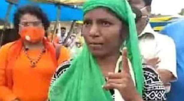 করোনার কারণে পুলিশ তুলে দিচ্ছিল, ইংরেজিতে রাগ ঝাড়লেন সবজি বিক্রেতা এই নারী!