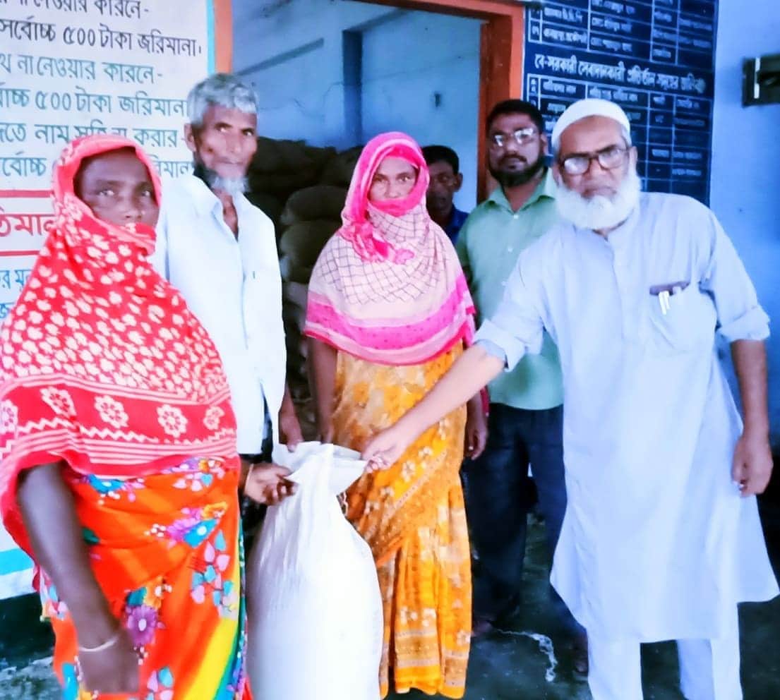 নাচোলের নেজামপুরে হতদরিদ্রের মাঝে  ভিজিএফ এর চাউল বিতরণ