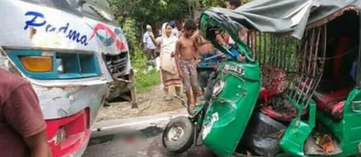চাঁদপুরে বাস ও অটোরিকশার মুখোমুখি সংঘর্ষ, নিহত ৩