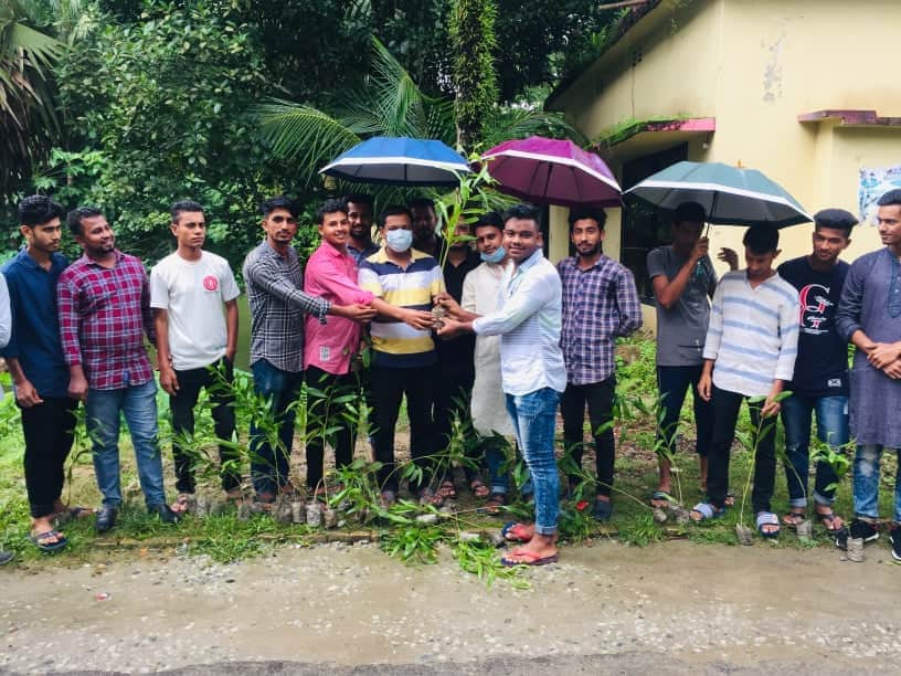 গাছুয়ায় উপজেলা ছাত্রলীগ নেতা মোর্শেদুল হক আসপির উদ্যোগে ফলজ-বনজ গাছের চারা বিতরণ