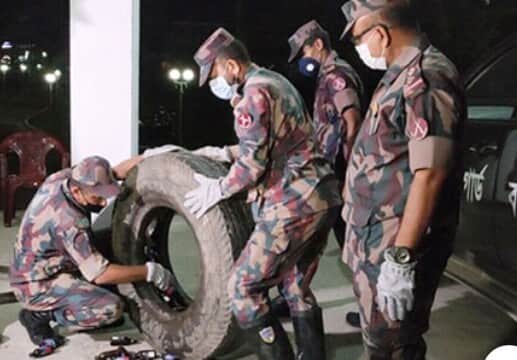 ট্রাকের টায়ারের মধ্যে মিলল ৪০০ বোতল ফেনসিডিল