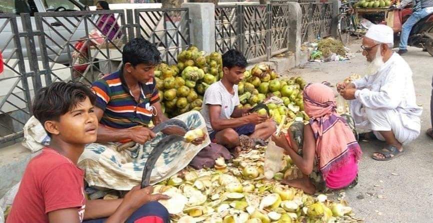 চাঁপাইনবাবগঞ্জে আমের পাশাপাশি তালের শাঁস খেয়ে মন ভরে যায়