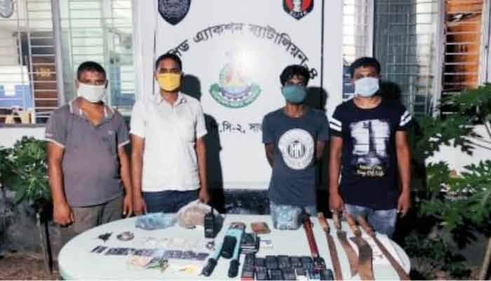 ডিবি পরিচয়ে চাঁদাবাজি, কনস্টেবলসহ আটক ৪