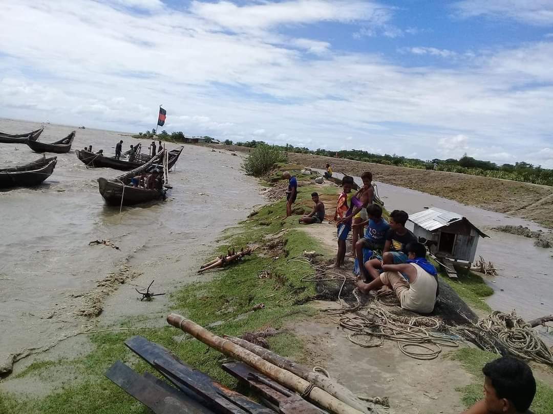 সন্দ্বীপ চ্যানেলে উত্তাল ঢেউয়ে ফিশিং বোট ডুবিতে নিখোঁজ ১৩ জনের মধ্যে ১২ জন উদ্ধার, ১ জন এখনো নিখোঁজ   