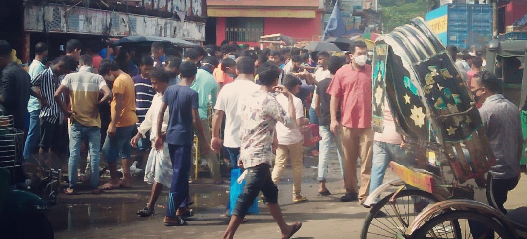 স্বাস্থ্য বিধি না মেনে চট্টগ্রামের দেওয়ানহাট জমজমাট সাপ্তাহিক হাট! কারো মুখে নেই মাস্ক  নেই সামাজিক দূরত্ব। 