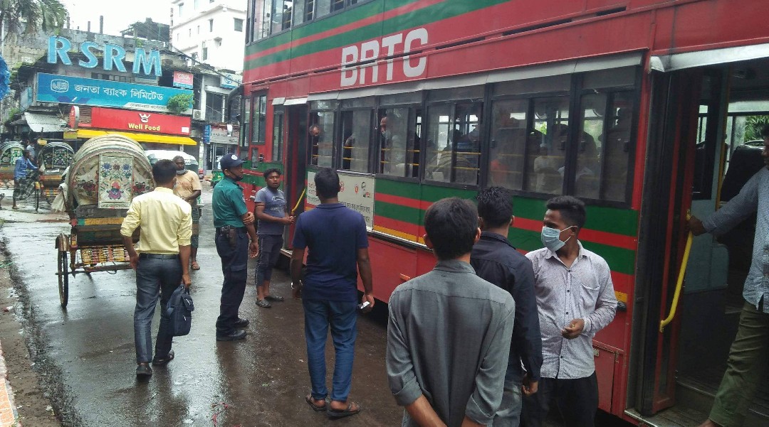 চট্টগ্রামে বিআরটিসি সহ সকল গণপরিবহনে স্বাস্থ্যবিধি না মানা ও বাড়তি ভাড়া আদায়ের বিরুদ্ধে ট্রাফিক পুলিশের অভিযান  