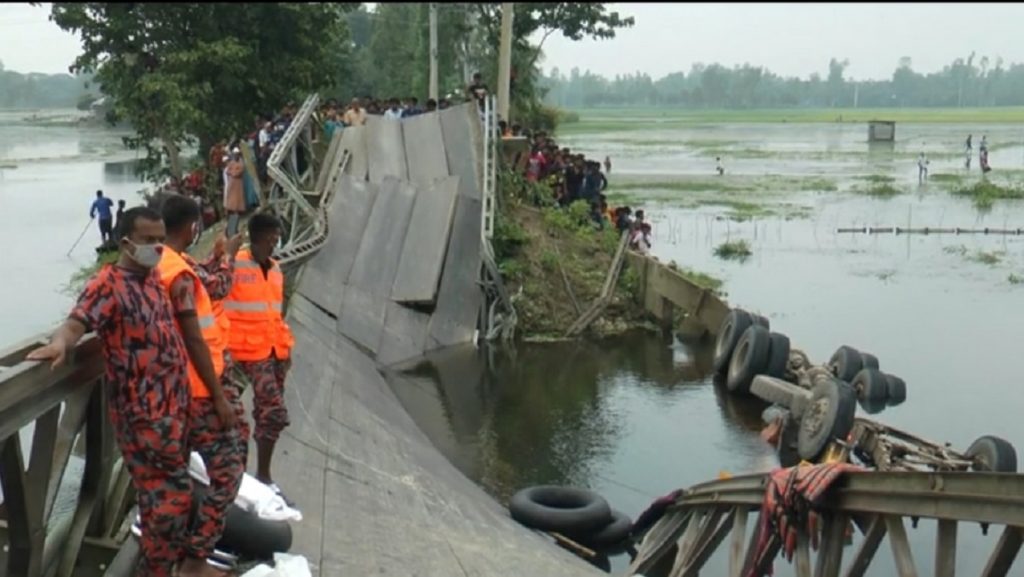 ব্রীজ ভেঙে সিমেন্টের বস্তাসহ ট্রাক খালে, চালক নিহত 