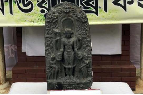 দিনাজপুরে ২০ কেজি ওজনের কষ্টি পাথরের মূর্তিসহ গ্রেফতার ২