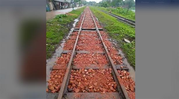 ময়মনসিংহে রেললাইনে পাথরে বদলে ইটের খোয়া!