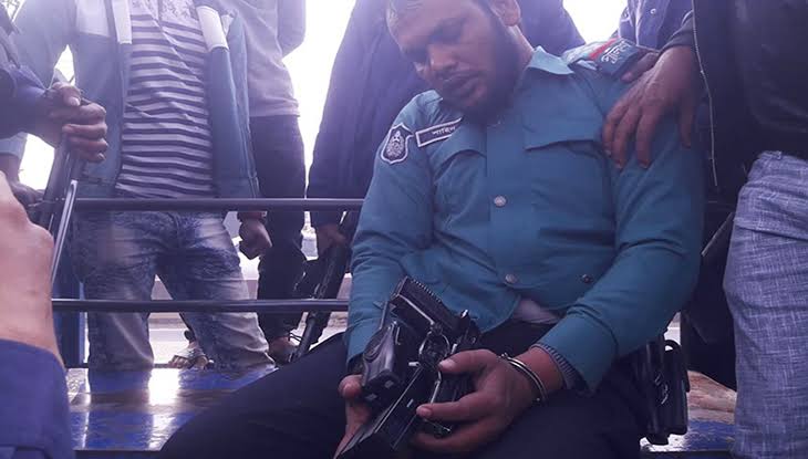 চরফ্যাশনে বাড়িতে হামলা-লুটপাট, জনতার হাতে ২ পুলিশ আটক