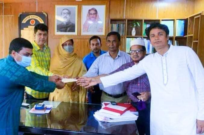 প্রধানমন্ত্রীর পক্ষ থেকে নাচোলে নন এমপিওভুক্ত মাদ্রাসার শিক্ষক ও কর্মচারীদের আর্থিক সহায়তা প্রদান