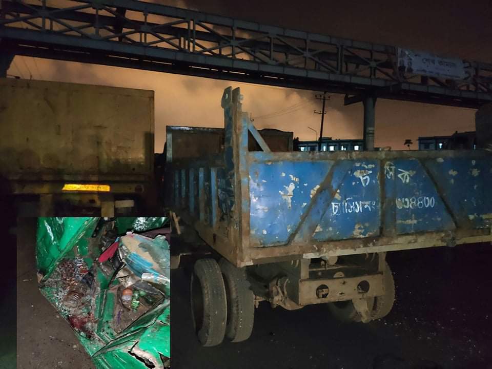 চট্টগ্রাম সিটি কর্পোরেশনের গাড়ি বেপরোয়াভাবে পার্কিং এর সময় সিএনজির সাথে সংঘর্ষ।