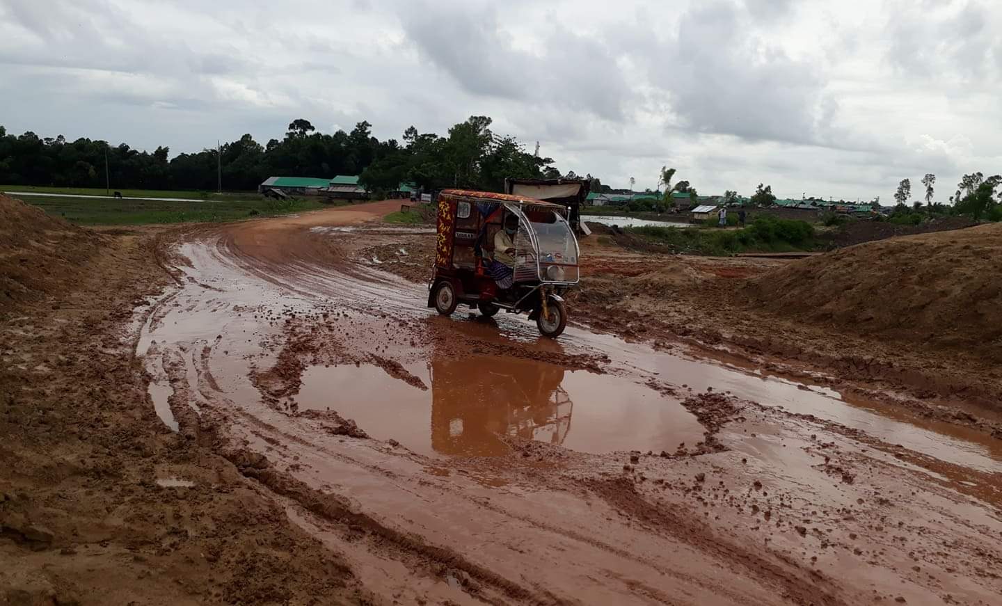 জনজীবনে দূর্ভোগঃ ইসলামপুর নাপিতখালী সড়কে অসংখ্য খানাখন্দে ভরা