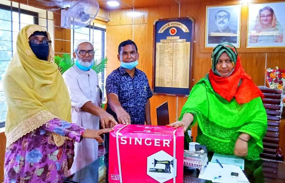 নাচোলে বঙ্গমাতার জন্মদিন পালন ও সেলাই মেশিন বিতরণ