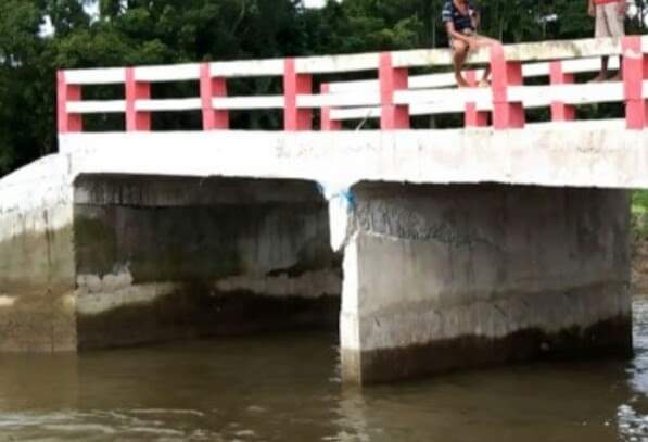 ৩২ লাখ টাকার সেতুর মূল স্প্যান ফেটে দুইভাগ 