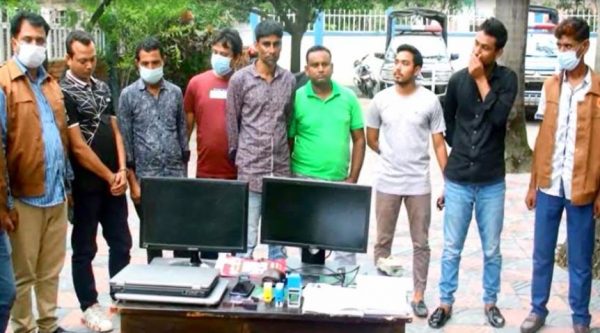 নারায়ণগঞ্জে ডিবি’র অভিযানঃ ভুয়া সিল, পাসর্পোটসহ ৭ দালাল গ্রেফতার