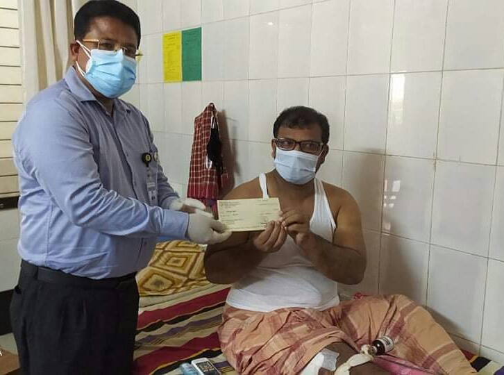 প্রধানমন্ত্রীর অনুদানের চেক পেলেন অসুস্থ হোমিও চিকিৎসক শওকত