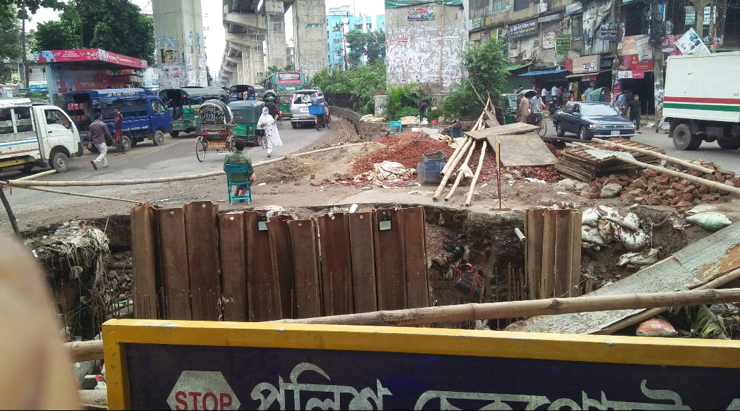 চট্টগ্রামের ২ নম্বর গেট এলাকায়  মাঝ রাস্তায় রাস্তায় বিশাল গর্ত, সারানোর তাগিদ নেই চসিক কতৃপক্ষের