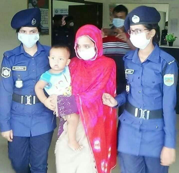নওগাঁর নিয়ামতপুরে কলেজ ছাত্রীর চুল কেটে অশ্লীলতার মামলায় মূল হোতা রায়হানের স্ত্রী রূপা গ্রেফতার