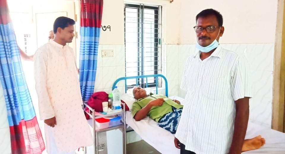 নাচোল স্বাস্থ্যকমপ্লেক্সে ভর্তি মঞ্জুর আলী কে দেখতে গেলেন কসবা ইউপি চেয়ারম্যান আজিজুর