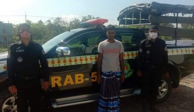 চাঁপাইনবাবগঞ্জে র‌্যাব-৫ এর হাতে গাঁজাসহ এক শীর্ষ মাদক ব্যবসায়ী গ্রেফতার 