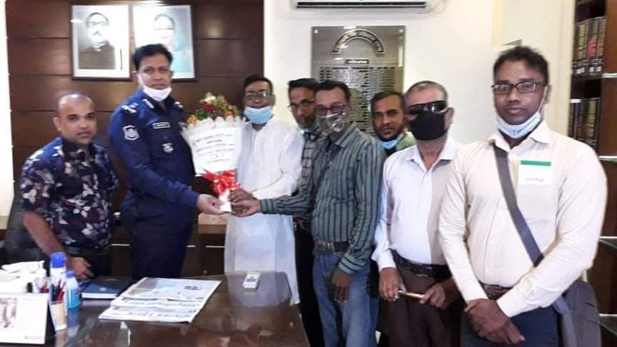 নবনিযুক্ত ডিআইজি আনোয়ার হোসেনকে চট্টগ্রাম সাংবাদিক ফোরামের ফুলেল শুভেচ্ছা