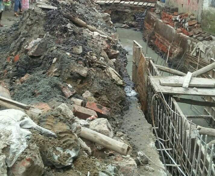 কতৃপক্ষের অবহেলায় দীর্ঘ ১০ মাসেও  মুহুরিপাড়া থেকে  বেপারীপড়া সড়কের কাজ শেষ হয়নি