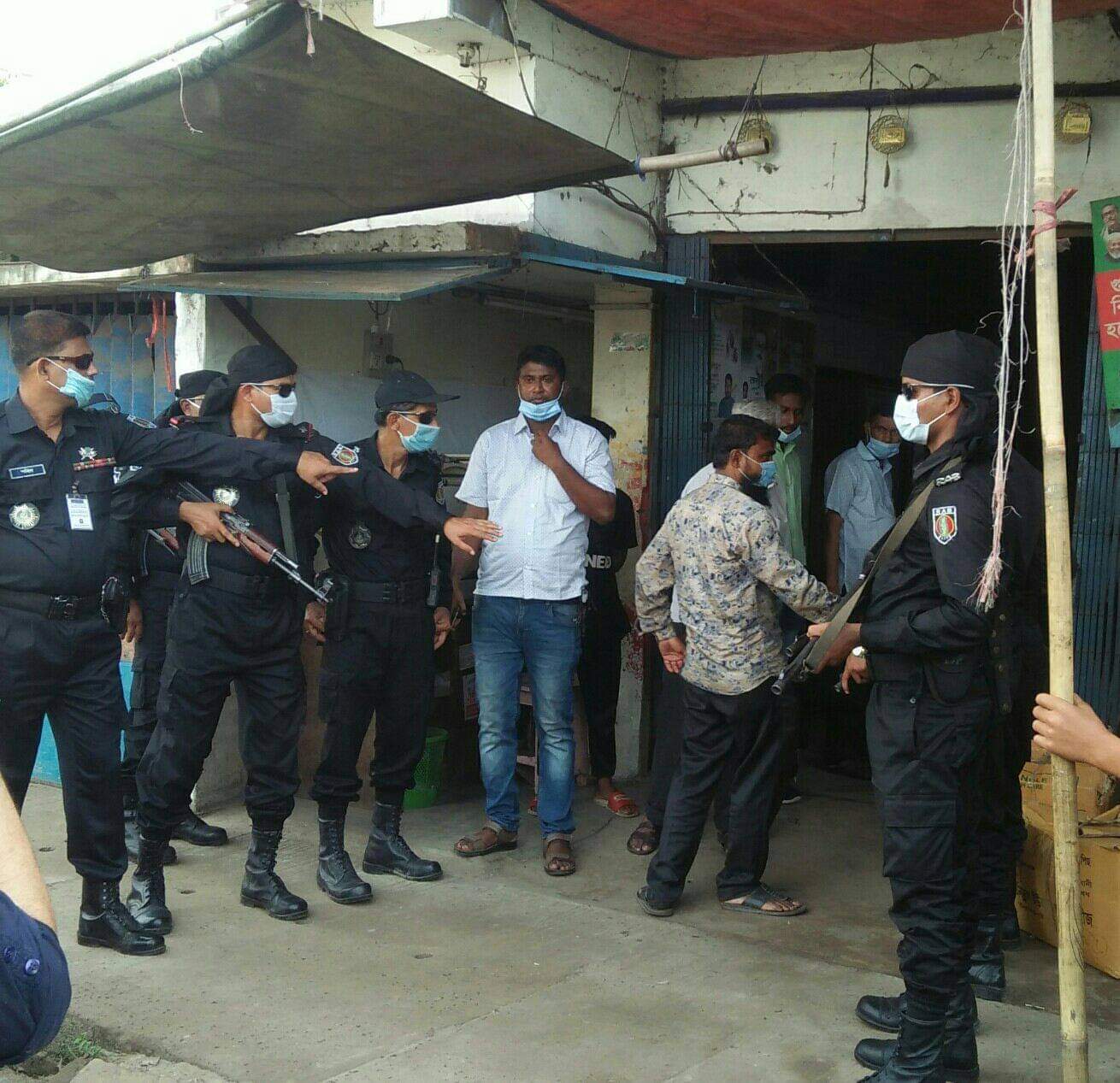 চট্টগ্রামের ডি টি রোড মুনছুরাবাদ এলাকা থেকে বিপুল পরিমাণ অবৈধ যৌন উত্তেজক ওষুধ আটক করেছে RAB-7