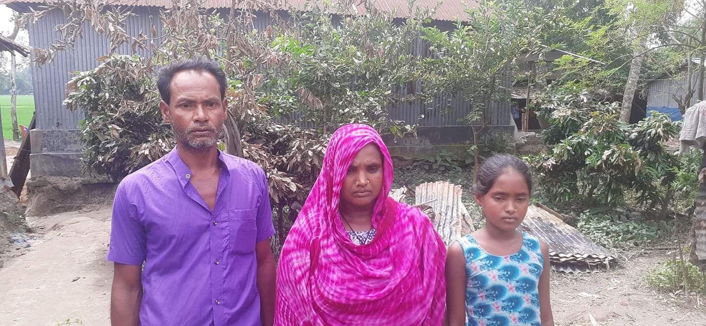 অগ্নিকাণ্ডে খোলা আকাশের নীচে দিন-রাত কাটছে অসহায় ইসমাইল মোল্লার