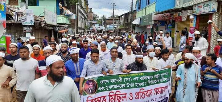 লামায় জুম্মার নামাজ শেষে বিক্ষোভ-প্রতিবাদ সমাবেশে মুসল্লিদের পদভারে প্রকম্পিত রাজপথ