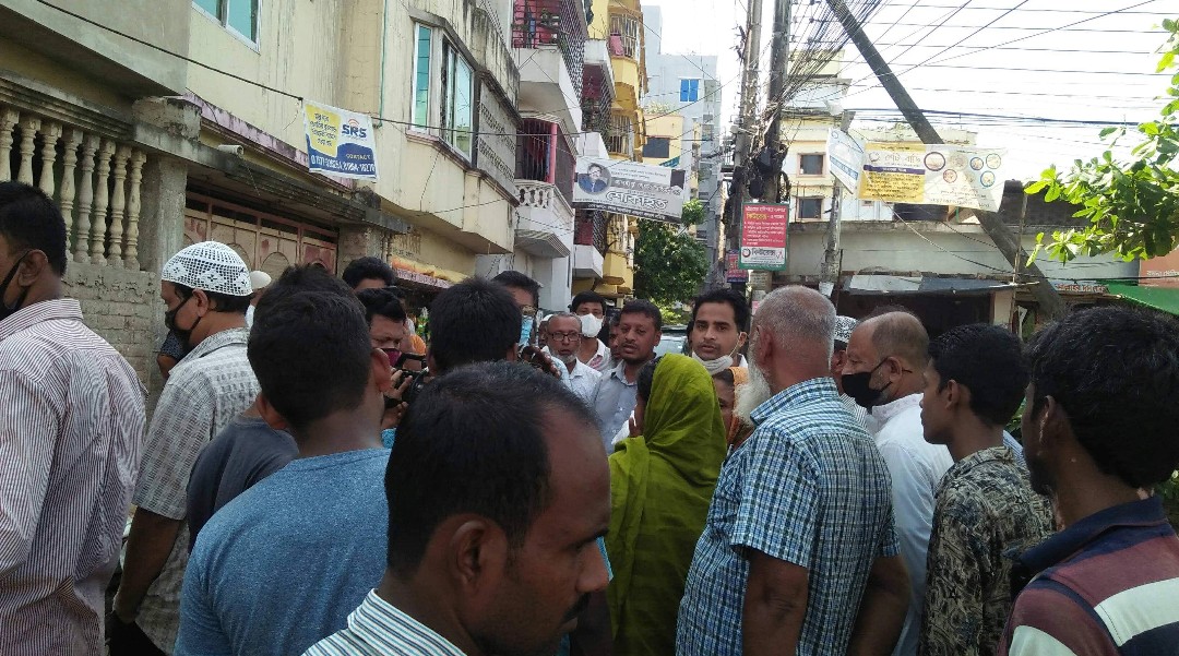 দীর্ঘ এক মাস ওয়াসার পানি নেই, অসহনীয় দূর্ভোগে অবশেষে পানির দাবীতে রাস্তায় অবস্থান ভাড়াটিয়া ও বাড়ির মালিকরা 