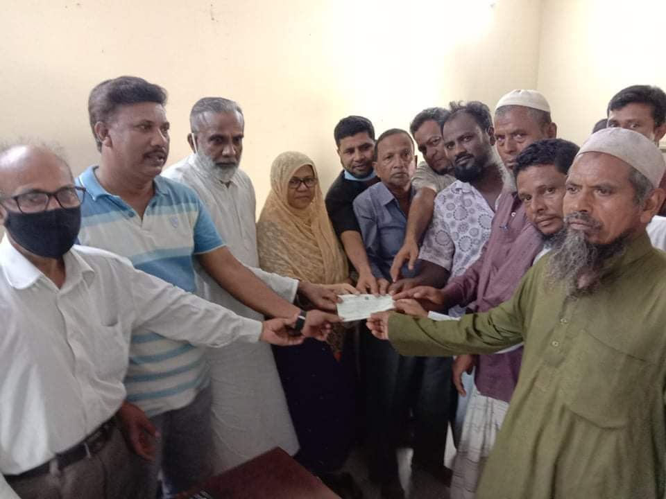 মৃত শ্রমিক মনিরুজ্জামান এর পরিবারকে আর্থিক সহায়তা