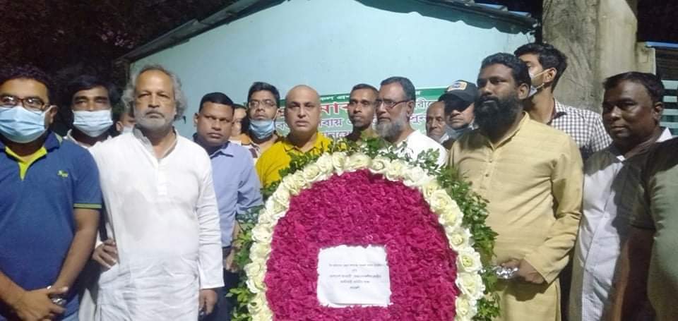 স্বেচ্ছাসেবক লীগের নেতৃবৃন্দের সাথে নিয়ে মরহুম পিতার কবরে শ্রদ্ধা নিবেদন করেন তারেক রহমান চৌধুরী পাপ্পু