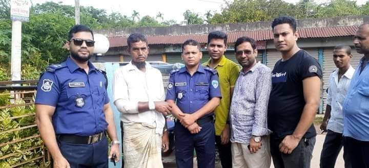 ফেনীর সোনাগাজীতে ধর্ষণ চেষ্টা কালে দুলাল নামে এক ধর্ষকে পুলিশে দিলেন স্থানীয় ইউপি চেয়ারম্যান 