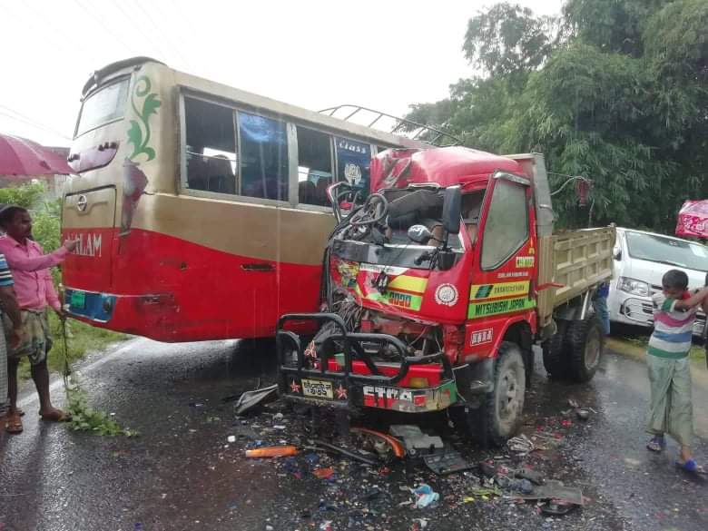 খুটাখালীতে ডাম্পার-যাত্রীবাহি বাস মুখোমুখি সংঘর্ষে চালক নিহত, আহত-১২