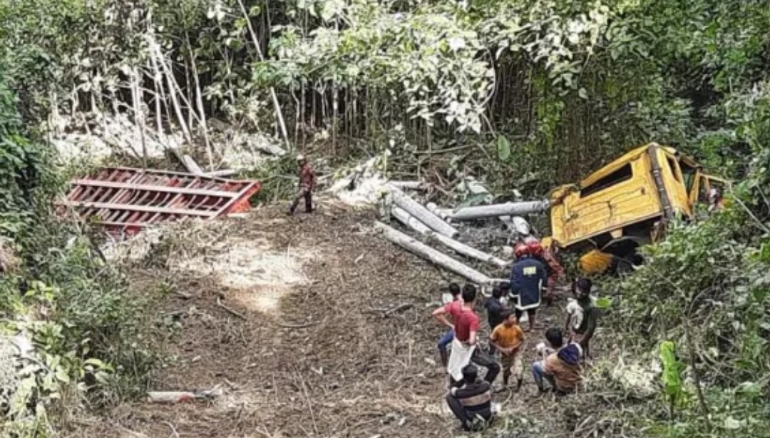 লামায় ৩শত ফুট পাহাড়ের খাদে লরি ট্রাক, ড্রাইভার গুরুতর আহত