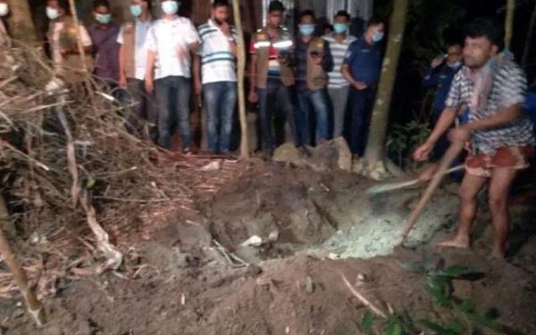 কটিয়াদীতে নিখোঁজের পর মাটি খুঁড়ে মা-বাবা ও ছেলের লাশ উদ্ধার