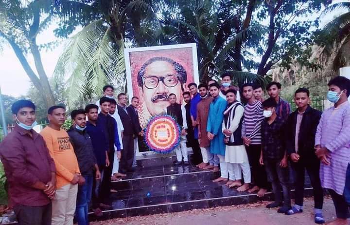 মুক্তিযুদ্ধ মঞ্চ সন্দ্বীপ উপজেলা শাখার নবগঠিত পূর্ণাঙ্গ কমিটির পক্ষ থেকে বঙ্গবন্ধুর প্রতিকৃতিতে পুষ্পস্তবক অর্পন