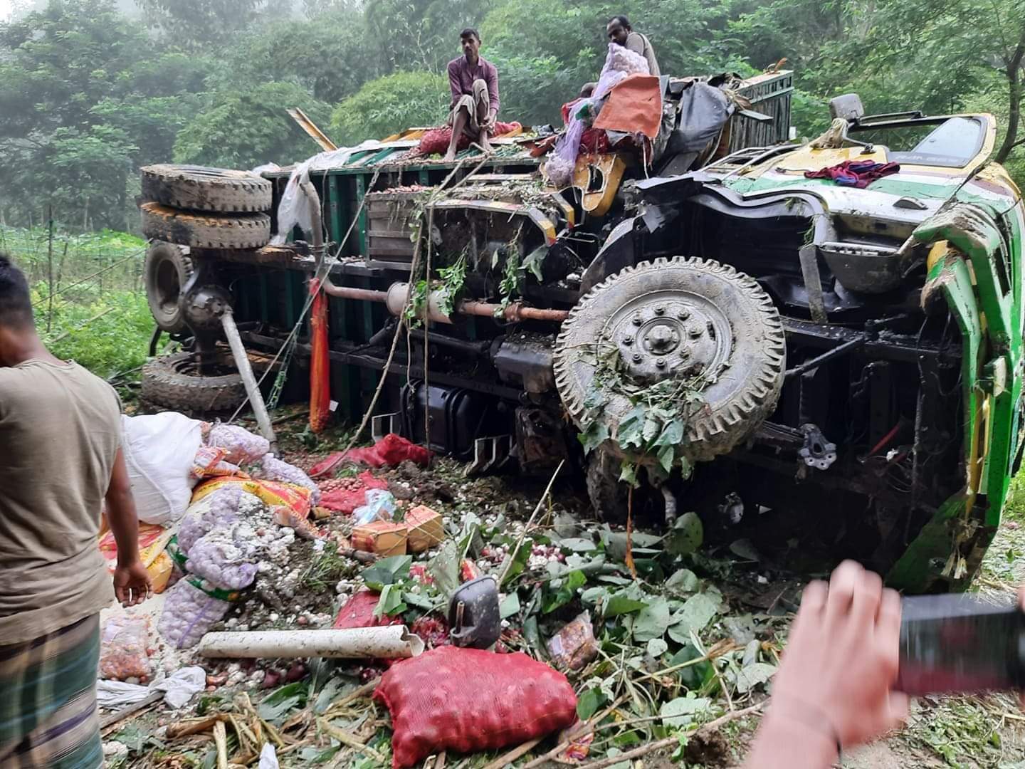 লামা-চকোরিয়া সড়কের লাইন ঝিরিতে নিয়ন্ত্রণ হারিয়ে মালবাহী ট্রাক গভীর খাদে