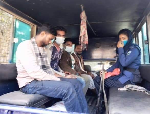 চাঁপাইনবাবগঞ্জের সদর উপজেলায় নয়াগলা বিসিক এলাকা থেকে ৫০ লিঃ চোরাই তেলসহ আটক ৪