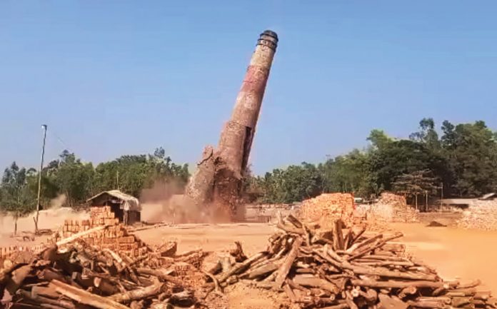 লোহাগাড়ায় অভিযানের দ্বিতীয় দিনেও গুঁড়িয়ে দেয়া হয়েছে ৩টি অবৈধ ইটভাটা