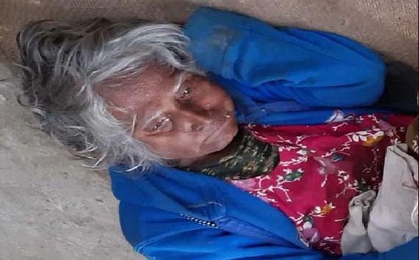 কনকনে এই শীতে বস্তায় ভরে বৃদ্ধা মাকে রাস্তায় ফেলে গেল কুলাঙ্গার ছেলেরা