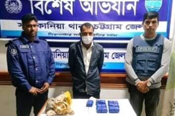 সাতকানিয়া ও লোহাগাড়ায় পৃথক দু'টি অভিযানে ২০ হাজার ৮০০ ইয়াবাসহ গ্রেফতার ৪