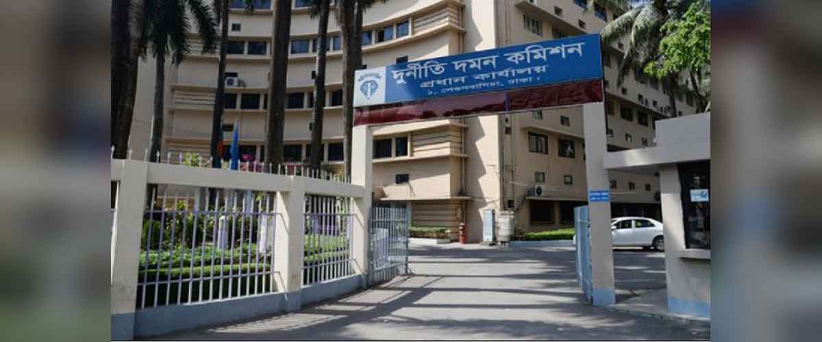 ঘুষের বিনিময়ে ভারতীয়কে পাসপোর্ট, ৪ জনকে দুদকে তলব