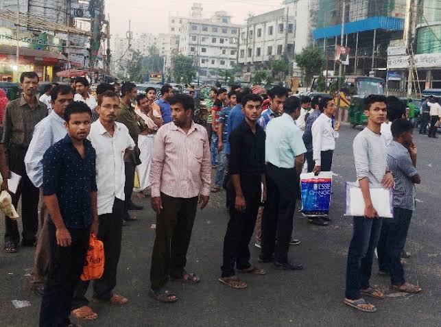 সন্ধ্যায় গণপরিবহন সংকট দুর্ভোগে চট্টগ্রামের মানুষ